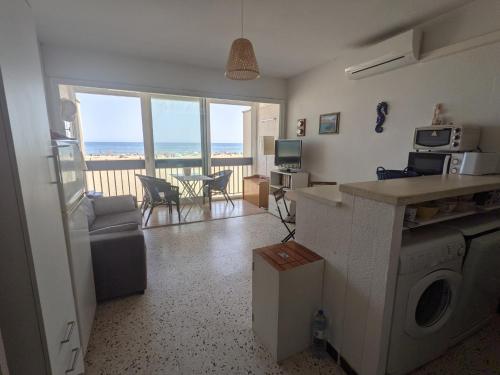 un salon avec vue sur l'océan dans l'établissement T2 Climatisé 4 pers. avec Parking, Front de mer, Port-la-Nouvelle - FR-1-797-10, à Port-la-Nouvelle