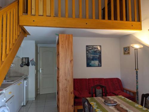 Il comprend une cuisine et un salon avec un escalier. dans l'établissement Belle Villa T3 Mezzanine, à 450m Plage, 5 Pers, Terrasse, Jardin, Garage & Parking - FR-1-797-33, à Port-la-Nouvelle