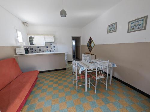 un salon avec un canapé et une table dans l'établissement Port-la-Nouvelle : T2 proche plage, terrasse, parking, clim, BBQ, lave-linge, 4 pers, classé 2* - FR-1-797-17, à Port-la-Nouvelle