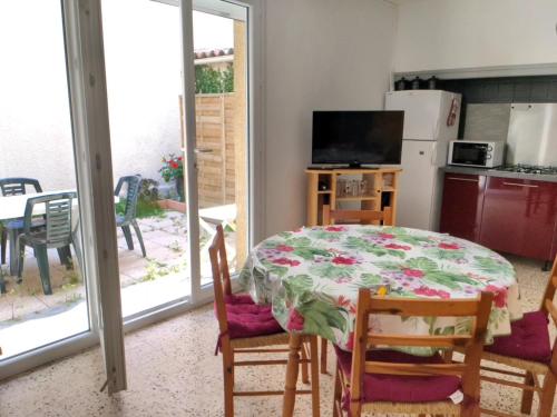 Photo de la galerie de l'établissement Charmant T2, 4 pers, proche plage, terrasse privée, tout confort, calme à Port-la-Nouvelle - FR-1-797-14, à Port-la-Nouvelle