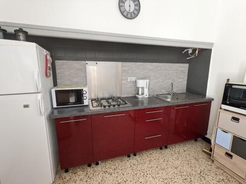 Photo de la galerie de l'établissement Charmant T2, 4 pers, proche plage, terrasse privée, tout confort, calme à Port-la-Nouvelle - FR-1-797-14, à Port-la-Nouvelle