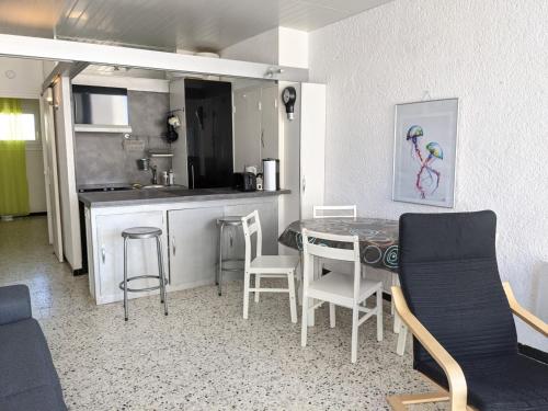 une cuisine et une salle à manger avec une table et des chaises dans l'établissement T2 Front de Mer Vu latérale, 4 pers, Parking, Proche plage et animations - FR-1-797-16, à Port-la-Nouvelle