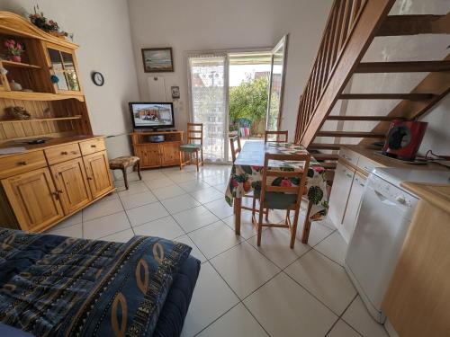 une cuisine avec une table et une salle à manger dans l'établissement Charmante Villa T3 Climatisée Proche Plage - Confort et Calme pour 6 Pers. - FR-1-797-21, à Port-la-Nouvelle