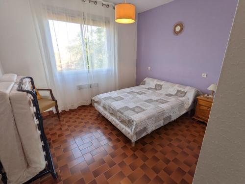 une petite chambre avec un lit et une fenêtre dans l'établissement T3 spacieux climatisé - 5 pers - près plage, centre & animations - Parking privé - FR-1-797-22, à Port-la-Nouvelle