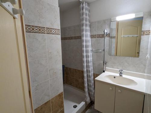une salle de bain avec un lavabo et une douche dans l'établissement Charmante Villa T3 Climatisée Proche Plage - Confort et Calme pour 6 Pers. - FR-1-797-21, à Port-la-Nouvelle