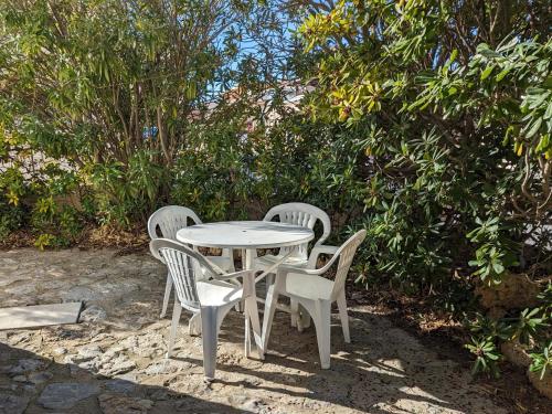 Agréable T2, 4 pers, plain-pied ouvert sur terrasse, jardin clos, parking privé, proche plage et commerces - FR-1-797-24