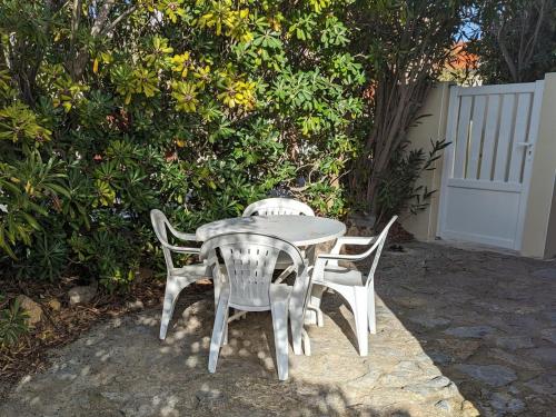 Agréable T2, 4 pers, plain-pied ouvert sur terrasse, jardin clos, parking privé, proche plage et commerces - FR-1-797-24