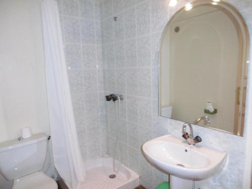 une salle de bain avec un lavabo, des toilettes et un miroir dans l'établissement Appartement T2 mezzanine 4/5 pers à 250m de la plage, balcon, vue panoramique - FR-1-797-26, à Port-la-Nouvelle