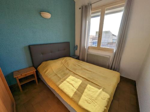 une petite chambre avec un lit et une fenêtre dans l'établissement Appartement T2 mezzanine 4/5 pers à 250m de la plage, balcon, vue panoramique - FR-1-797-26, à Port-la-Nouvelle