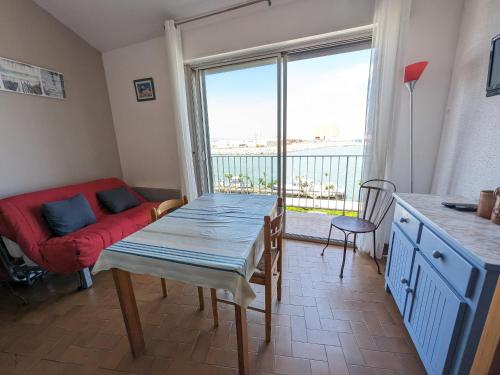 un salon avec une table et un canapé dans l'établissement Appartement T2 mezzanine 4/5 pers à 250m de la plage, balcon, vue panoramique - FR-1-797-26, à Port-la-Nouvelle