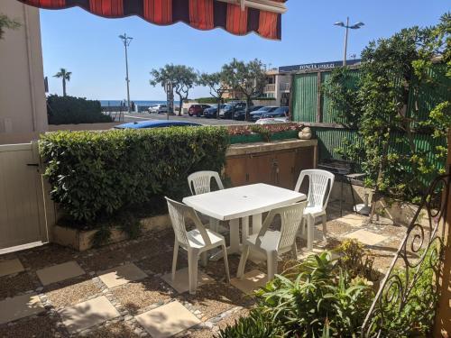 Charmant T3 rénové à 60m de la plage avec terrasse, jardin et parking clos - FR-1-797-28