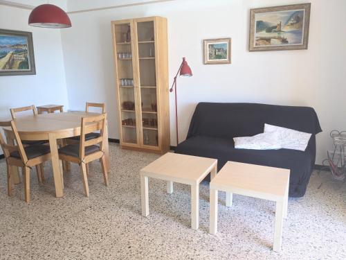 un salon avec un canapé et une table dans l'établissement Charmant T3 rénové à 60m de la plage avec terrasse, jardin et parking clos - FR-1-797-28, à Port-la-Nouvelle