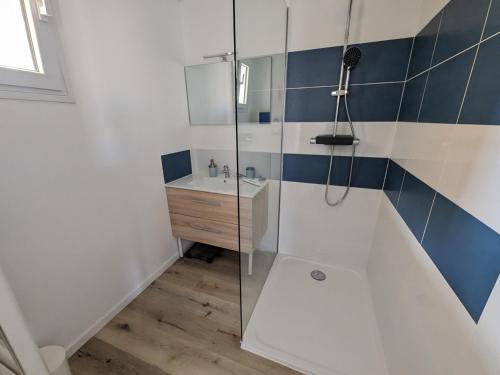 une salle de bain avec douche et lavabo dans l'établissement Villa T2 mezz. climatisée pour 6 pers avec WiFi, parking & proche plage - FR-1-797-43, à Port-la-Nouvelle