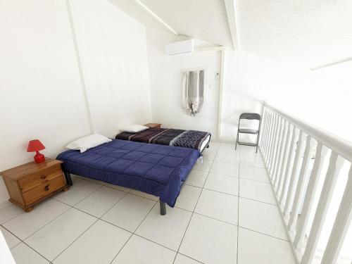 une chambre avec un lit et une chaise dedans dans l'établissement Villa T2 mezz. climatisée pour 6 pers avec WiFi, parking & proche plage - FR-1-797-43, à Port-la-Nouvelle