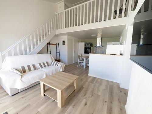 un salon avec un canapé blanc et une table dans l'établissement Villa T2 mezz. climatisée pour 6 pers avec WiFi, parking & proche plage - FR-1-797-43, à Port-la-Nouvelle
