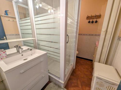 une salle de bain avec douche et lavabo dans l'établissement Charmant T2 proche plage à Port-la-Nouvelle, terrasse et parking inclus - FR-1-797-29, à Port-la-Nouvelle