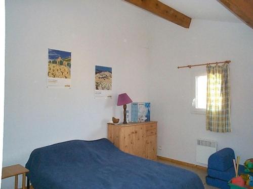 une chambre avec un lit bleu et une chaise bleue dans l'établissement Charmante Maison T2 Mezzanine avec Jardin et Parking, à 500m de la Plage - 6 Pers. - FR-1-797-46, à Port-la-Nouvelle