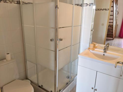 une salle de bain avec douche et lavabo dans l'établissement Charmante Maison T2 Mezzanine avec Jardin et Parking, à 500m de la Plage - 6 Pers. - FR-1-797-46, à Port-la-Nouvelle