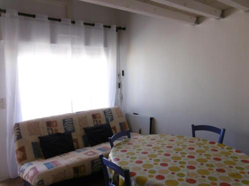 Photo de la galerie de l'établissement Maison T3 Mezzanine avec Patio à 150m de la Plage – Parking, BBQ, 6 Pers – Port-la-Nouvelle - FR-1-797-42, à Port-la-Nouvelle