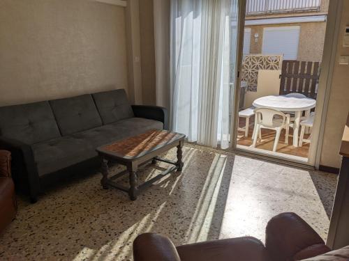 un salon avec un canapé et une table dans l'établissement Villa T3 climatisée, 57m², 5/6 pers, proche plage, rénovée, terrasse, parking, quartier animé - FR-1-797-48, à Port-la-Nouvelle