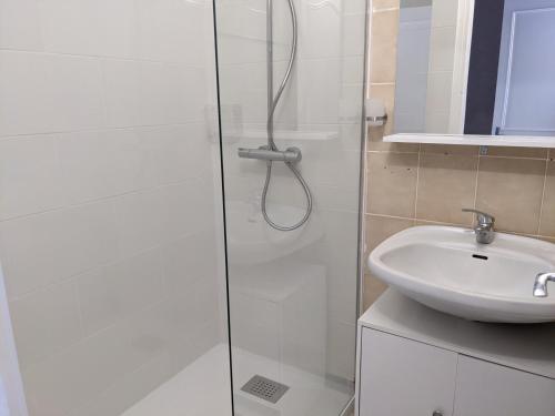 une salle de bain avec douche et lavabo dans l'établissement Villa T3 climatisée, 57m², 5/6 pers, proche plage, rénovée, terrasse, parking, quartier animé - FR-1-797-48, à Port-la-Nouvelle