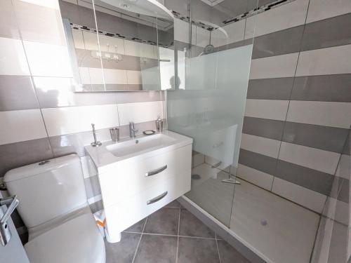 une salle de bain avec toilettes, lavabo et douche dans l'établissement Grand T2 Climatisé 36m² avec Parking à 450m de la Plage - 4 Pers - FR-1-797-34, à Port-la-Nouvelle