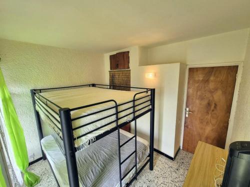 Cette chambre dispose de lits superposés. dans l'établissement T2 Moderne Port-la-Nouvelle - 4/5p - Parking - Front de Mer - FR-1-797-41, à Port-la-Nouvelle