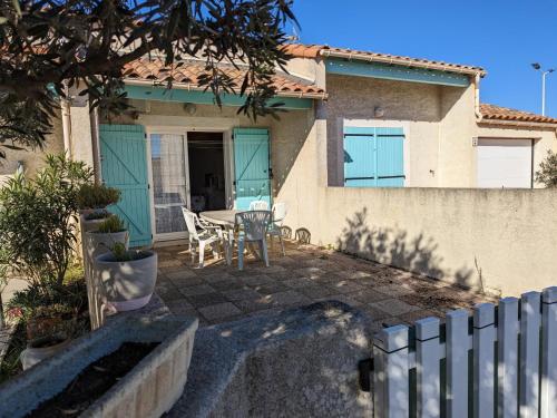 Villa T2 Mezzanine Climatisée avec Cour - 6 Pers - Parking - Proche Plage - Meublé Tourisme 1* - FR-1-797-44