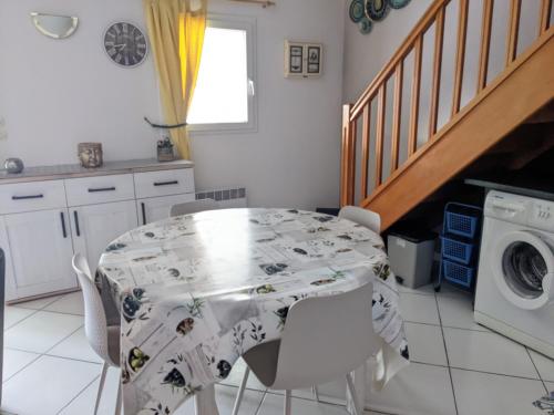 Photo de la galerie de l'établissement Superbe villa T4 confort avec cour, proche plage - 6 Pers. Parking - FR-1-797-47, à Port-la-Nouvelle