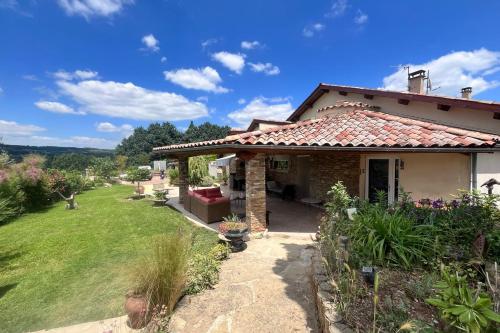 une maison avec une terrasse et une cour dans l'établissement Casa Ibor - Montchenu, à Montchenu