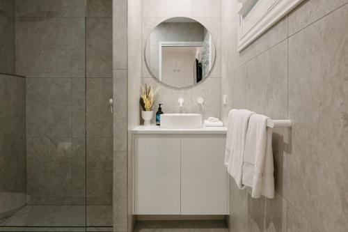 Ένα μπάνιο στο Moffat Beach Coastal Contemporary Unit A