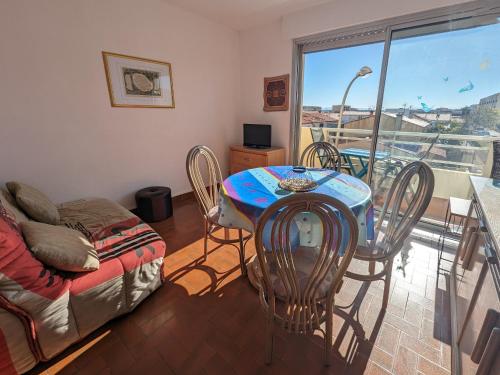 Cette chambre dispose d'une table, de chaises et d'un balcon. dans l'établissement Lumineux T2 à 100m de la plage avec balcons – Idéal 4 pers – Proche centre commercial et animations - FR-1-797-51, à Port-la-Nouvelle