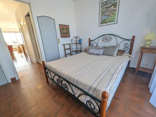 une chambre avec un lit dans une pièce dans l'établissement Lumineux T2 à 100m de la plage avec balcons – Idéal 4 pers – Proche centre commercial et animations - FR-1-797-51, à Port-la-Nouvelle