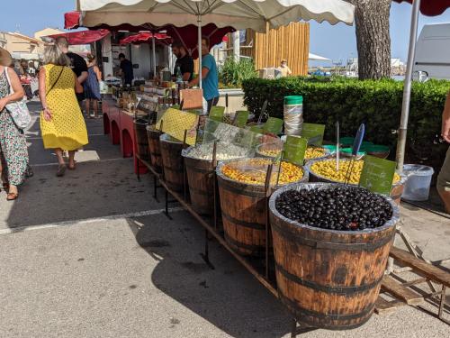 un marché avec un tas de différents types d'aliments dans des barils dans l'établissement Lumineux T2 à 100m de la plage avec balcons – Idéal 4 pers – Proche centre commercial et animations - FR-1-797-51, à Port-la-Nouvelle