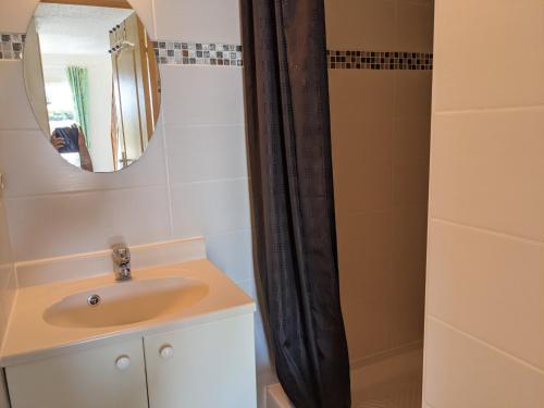 une salle de bain avec un lavabo et une douche dans l'établissement Villa T3 Mezzanine à Port-la-Nouvelle: 6 pers, Terrasse, Proche Plage et Commerces, Confort Optimal. - FR-1-797-52, à Port-la-Nouvelle
