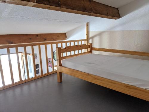 Ce lit superposé se trouve dans un dortoir doté d'une balustrade. dans l'établissement Maison T2 avec Mezzanine, Cour et Parking – 5 Pers – Proche Plage et Commerces – Bon Prix - FR-1-797-49, à Port-la-Nouvelle