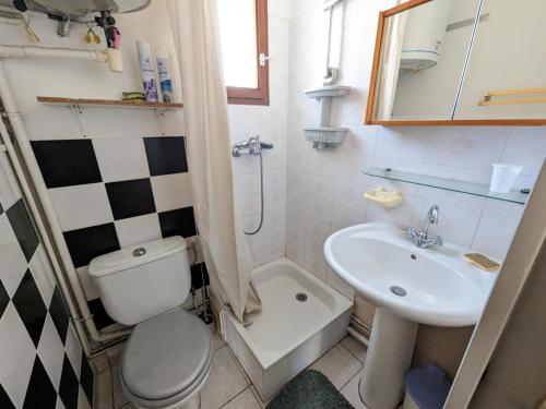une petite salle de bain avec toilettes et lavabo dans l'établissement Maison T2 avec Mezzanine, Cour et Parking – 5 Pers – Proche Plage et Commerces – Bon Prix - FR-1-797-49, à Port-la-Nouvelle