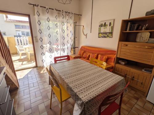 un salon avec une table et un canapé dans l'établissement Villa T3 Mezzanine Climatisée, Proche Plage, Parking et Terrasse - 6 Pers - FR-1-797-56, à Port-la-Nouvelle