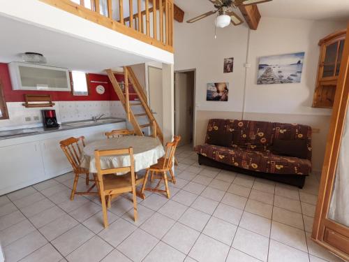 une cuisine et un salon avec une table et des chaises dans l'établissement Maison T2 avec Mezzanine, Cour et Parking – 5 Pers – Proche Plage et Commerces – Bon Prix - FR-1-797-49, à Port-la-Nouvelle