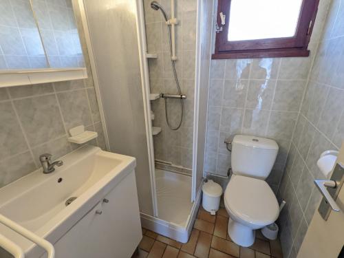 une salle de bain avec une douche, des toilettes et un lavabo dans l'établissement Villa T3 Mezzanine Climatisée, Proche Plage, Parking et Terrasse - 6 Pers - FR-1-797-56, à Port-la-Nouvelle