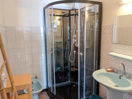 une salle de bain avec douche et lavabo dans l'établissement Villa T2 climatisée, 5 pers, proche plage, cour, jardin, barbecue, parking, 2* Meublés Tourisme - FR-1-797-57, à Port-la-Nouvelle
