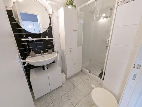 une salle de bain blanche avec un lavabo et une douche dans l'établissement Villa T2 cosy, 40m², 4 pers, proche plage, 2 terrasses, tout équipé, calme et commerces à proximité - FR-1-797-53, à Port-la-Nouvelle