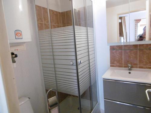 une salle de bain avec douche et lavabo dans l'établissement Maison T3 cosy avec terrasse et parking, proche plage - 6 pers, entièrement équipée, secteur calme - FR-1-797-54, à Port-la-Nouvelle