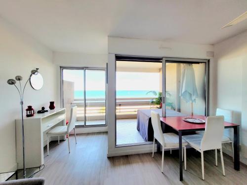 une chambre avec une table et une salle à manger avec vue dans l'établissement Studio confort avec terrasse, vue mer et parking - Canet-en-Roussillon - FR-1-794-148, à Canet