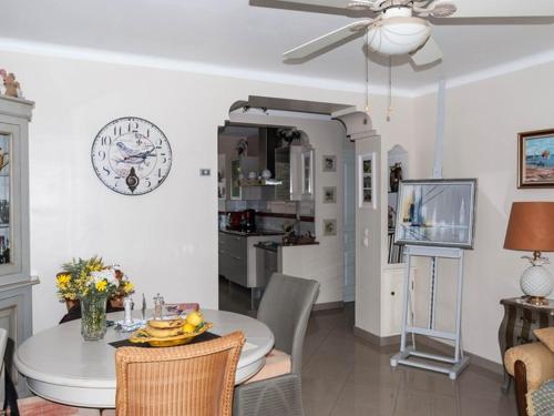 une salle à manger avec une table et une cuisine dans l'établissement Beau 3 pièces au Lavandou avec terrasse et parking - FR-1-803-34, au Lavandou