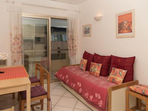 une chambre avec un lit et une table et une salle à manger dans l'établissement Le Lavandou, T2 Cabine 4 pers, tennis, parking, plage à 10m - FR-1-803-48, au Lavandou