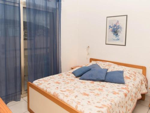 une chambre avec un lit avec des oreillers bleus dessus dans l'établissement Le Lavandou, T2 Cabine 4 pers, tennis, parking, plage à 10m - FR-1-803-48, au Lavandou