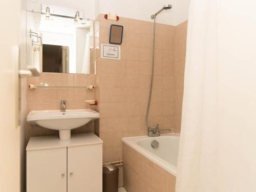 une salle de bain avec un lavabo, des toilettes et une baignoire dans l'établissement Le Lavandou, T2 Cabine 4 pers, tennis, parking, plage à 10m - FR-1-803-48, au Lavandou