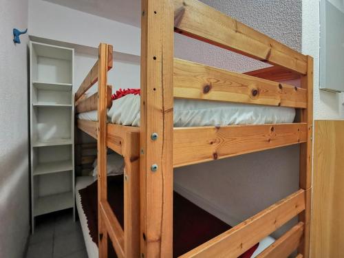 quelques lits superposés dans une chambre dans l'établissement Studio cabine 4 pers, plage, centre, parking - FR-1-803-35, au Lavandou