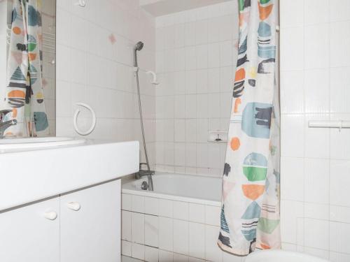 La salle de bains est pourvue d'une baignoire et d'un rideau de douche. dans l'établissement Studio cabine 4 pers, plage, centre, parking - FR-1-803-35, au Lavandou